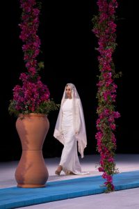 Modelo con vestido de Claudina Mata y mantilla de Encarnita Berrio